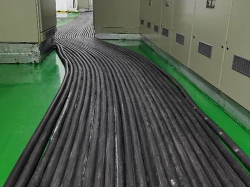 松桃如何根据理论计算公式计算温度对特定电压测量结果的影响？